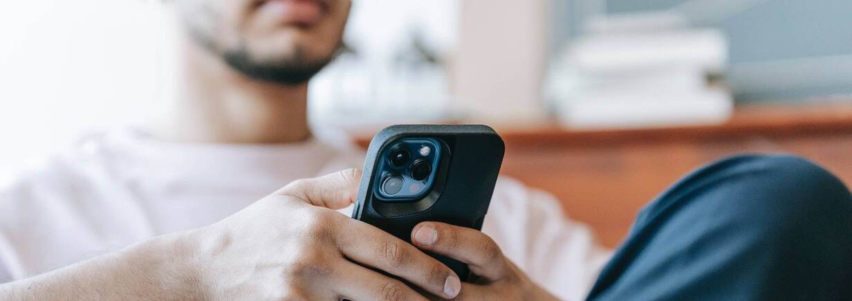 In den Einstellungen des iPhone oder iPad kannst du App Tracking erlauben oder ablehnen. App Tracking kannst du ablehnen.