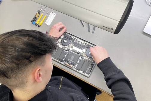 Im DQ Solutions Service Center werden MacBook repariert. DQ Solutions Techniker repariert MacBook