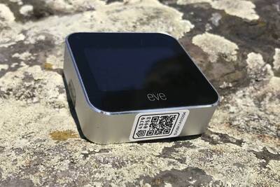 Bei der Inbetriebnahme scannst du den QR-Code auf dem Gerät. Mittels Scannen des QR-Codes fügst du Eve Weather der App hinzu.