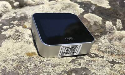 Bei der Inbetriebnahme scannst du den QR-Code auf dem Gerät. Mittels Scannen des QR-Codes fügst du Eve Weather der App hinzu.