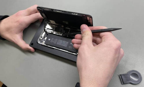 Der Display Austausch bei iPhone wird im Service Center in Luzern vorgenommen.