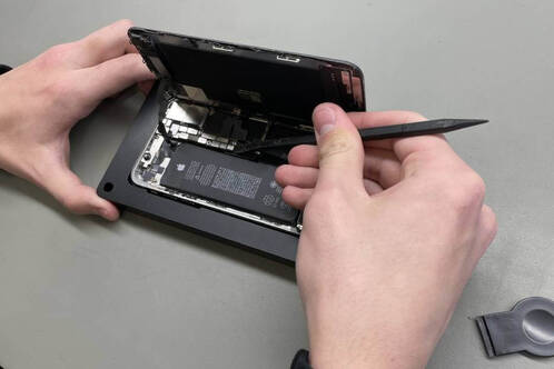 Der Display Austausch bei iPhone wird im Service Center in Luzern vorgenommen.