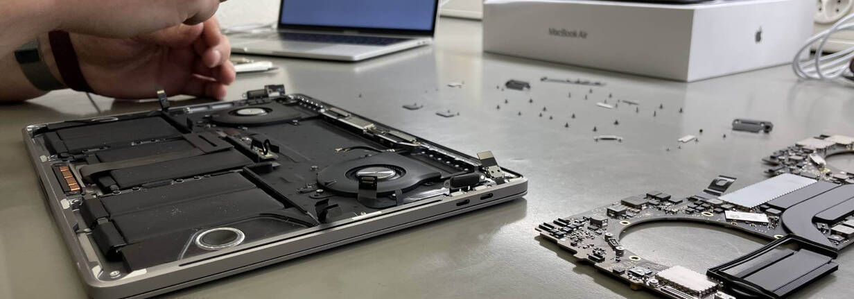 Durch ihre Ausbildung wissen die Techniker von DQ Solutions, wie man Teile bei einem MacBook auswechselt. Die Mitarbeitenden von DQ Solutions sind ausgebildet und zertifiziert.