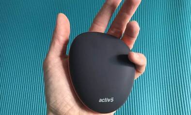 Das Activ5 Trainingsgerät passt in eine Handfläche.