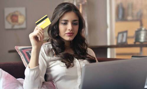 Gib deine Kreditkartendaten nur in vertrauenswürdigen Online-Shops an. 