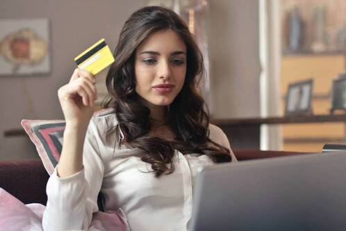 Gib deine Kreditkartendaten nur in vertrauenswürdigen Online-Shops an. 