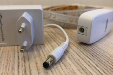 Eve Light Strip lässt sich als indirekte Lichtquelle über einen Klebestreifen befestigen. Die LED-Streifen von Eve lassen sich mit dem Smartphone steuern.