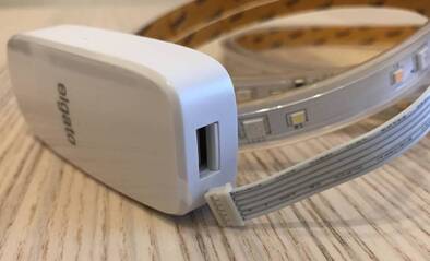 Über einfache Steckverbindungen bringst du Eve Light Strip bei dir zu Hause an.