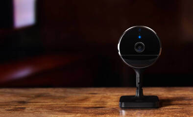 Die Indoor Überwachungskamera Eve Cam lässt sich überall aufstellen.