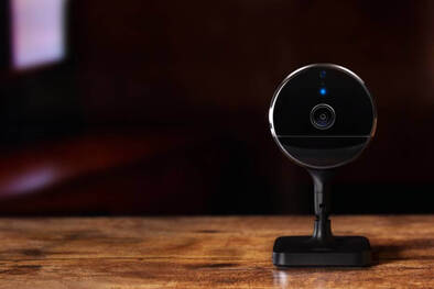 Verschiebe die mobile Indoor Sicherheitskamera Eve Cam nach belieben. Die Indoor Überwachungskamera Eve Cam lässt sich überall aufstellen.