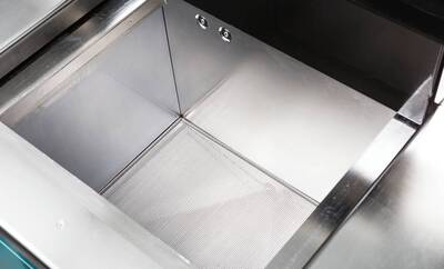 Die Wanne bei Techsave erinnert an einen Industriegeschirrspüler. Techsave bietet viel Platz für die Reinigung von Geräten.
