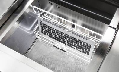 Eine Apple Tastatur wird von Flüssigkeit befreit.