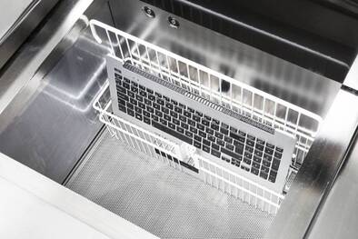 Eine Apple Tastatur wird von Flüssigkeit befreit.