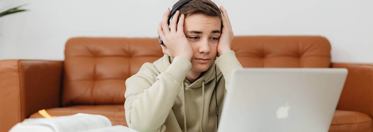 MacBook und iPad für die Schule vergleichen. Die Entscheidung zwischen MacBook oder iPad kann schwer sein.