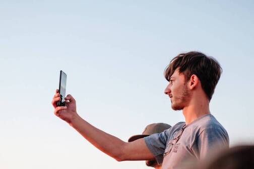 Auf Reisen kannst du in einem Slofie mehr zeigen als in einem Selfie. Halte besondere Momente mit einem Slofie fest.