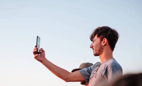 Halte besondere Momente mit einem Slofie fest.