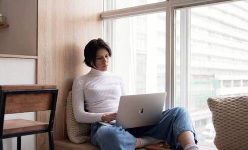 Eine digitale Nomadin, die ortsunabhängig arbeitet.