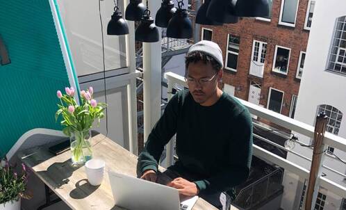 Ein digitaler Nomade arbeitet auf einer Terrasse.