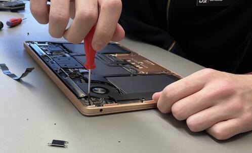 MacBook Reparatur mit Originalteilen bei DQ Solutions