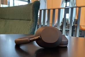 Unterwegs mit dem WH1000XM5 Sony Noise Cancelling Bluetooth Kopfhörer liegt auf dem Tisch in einer Bar.