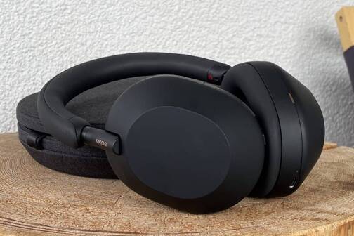 Der Sony Kopfhörer und das schmale Case sind von hoher Qualität. Sony Over-Ear-Kopfhörer WH-1000XM5-Test