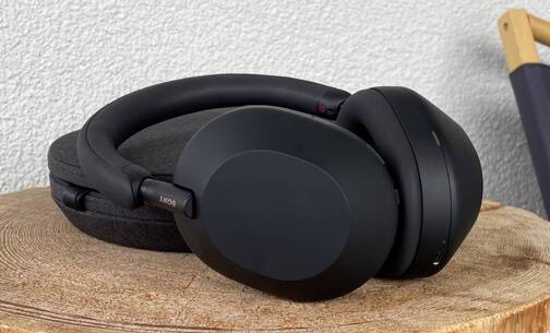 Der Sony Kopfhörer und das schmale Case sind von hoher Qualität. Sony Over-Ear-Kopfhörer WH-1000XM5-Test