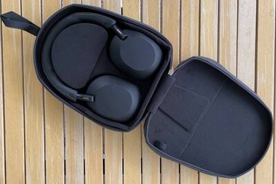 Der Sony Kopfhörer WH-1000XM5 bietet viele praktische Funktionen. Sony WH-1000XM5 mit praktischem Case