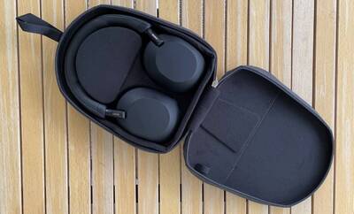 Der Sony Kopfhörer WH-1000XM5 bietet viele praktische Funktionen. Sony WH-1000XM5 mit praktischem Case