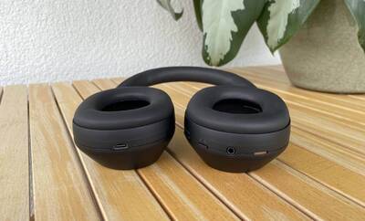 Die Ohrmuscheln des Sony Bluetooth-Kopfhörers sind sehr bequem. Der Sony Kopfhörer WH-1000XM5 fühlt sich gut an.