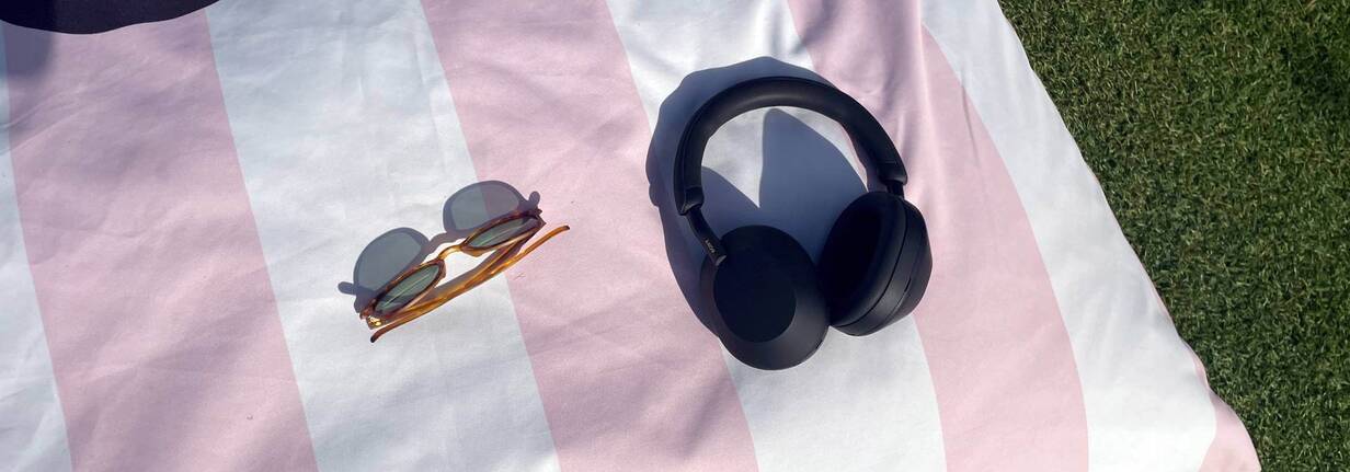 Auch zum chillen an der Sonne eignet sich der Sony Kopfhörer. Der Sony Kopfhörer WH-1000XM5 ist ein idealer Begleiter.