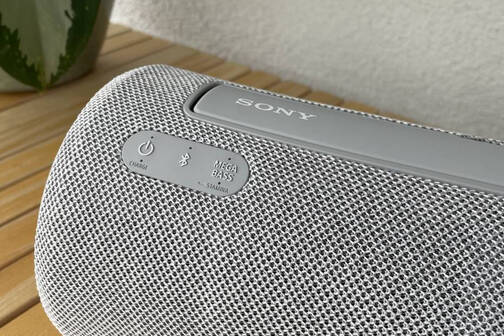 Für die Mega Bass Funktion gibt es eine Taste. Der Sony Speaker SRS-XG300 lässt sich per Knopfdruck koppeln.