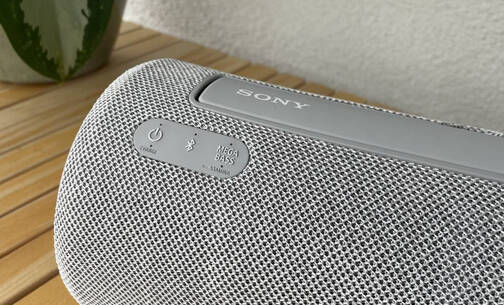 Für die Mega Bass Funktion gibt es eine Taste. Der Sony Speaker SRS-XG300 lässt sich per Knopfdruck koppeln.