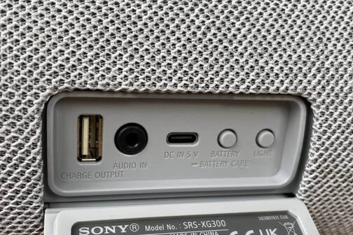 Der Sony Speaker SRS-XG300 hat eine Powerbank Funktion. Anschlüsse des Sony Speakers SRS-XG300