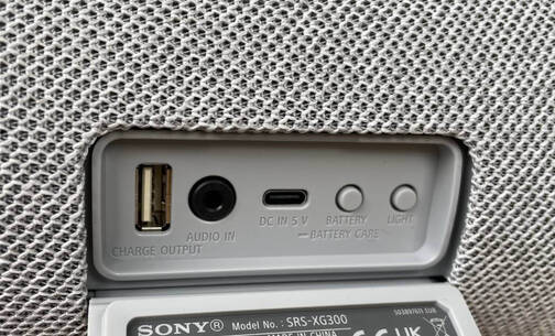 Der Sony Speaker SRS-XG300 hat eine Powerbank Funktion. Anschlüsse des Sony Speakers SRS-XG300