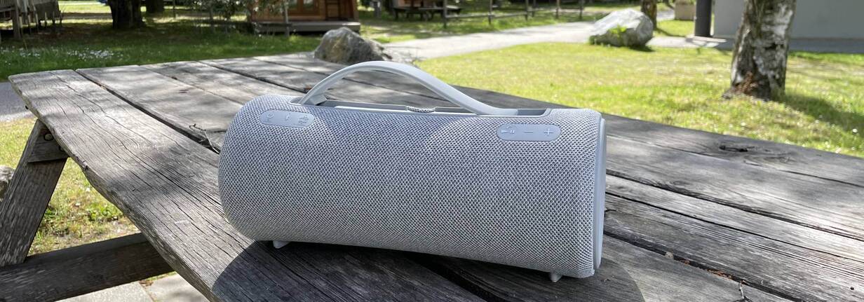 Der tragbare Bluetooth Lautsprecher sieht auch auf einem Holztisch gut aus. Der Sony Lautsprecher SRS-XG300 ist ideal für draussen dank IP67-Wasserschutz