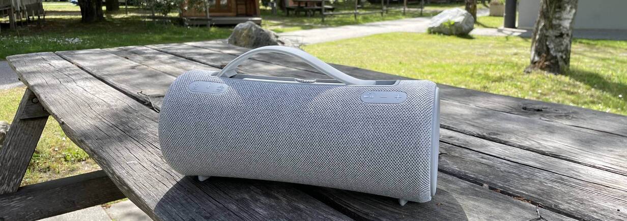 Der tragbare Bluetooth Lautsprecher sieht auch auf einem Holztisch gut aus. Der Sony Lautsprecher SRS-XG300 ist ideal für draussen dank IP67-Wasserschutz