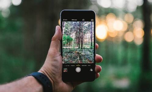 Für manche Digitalnomaden reicht ein iPhone als Arbeitsgerät.