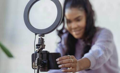 Mit einem Ringlicht wird dein iPhone Video noch besser.