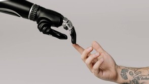 Roboterhand und Menschenhand berühren sich