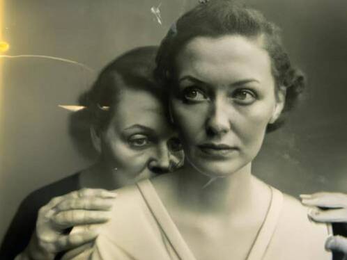 KI-generiertes Bild von zwei Frauen 