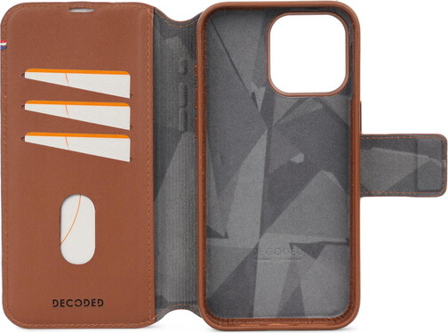 Decoded-Leder-Wallet-2-in-1-mit-MagSafe-iPhone-15-Pro-Braun-02.jpg