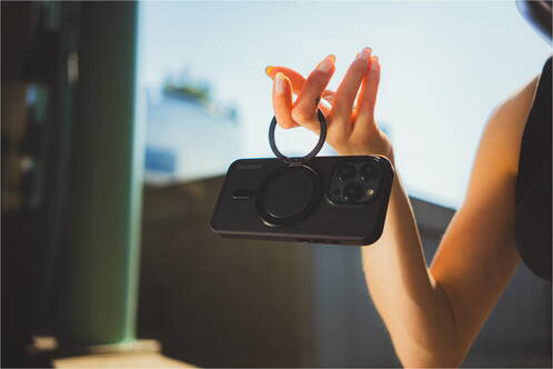 Decoded-Loop-Stand-Clear-Case-iPhone-15-Schwarz-04.jpg Decoded-Loop-Stand-Clear-Case-iPhone-15-Schwarz-04.jpg