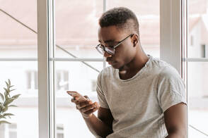 iPhone sind unsere ständigen Begleiter ein Mann schaut in sein iPhone