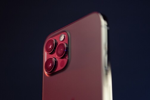 iPhone in Rosé vor dunklem Hintergrund 