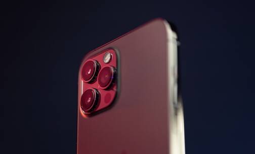 iPhone in Rosé vor dunklem Hintergrund 