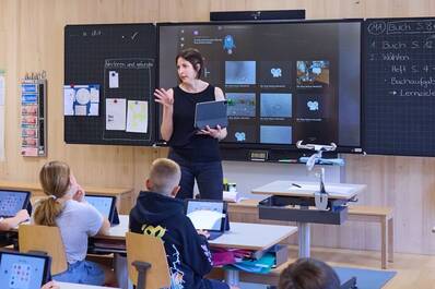 Nadine Christinger vom DQ Solutions Education Team Coaching für Lehrpersonen - Nadine Christinger in der Schule