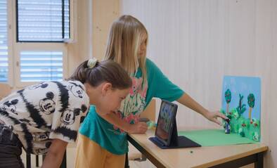 Schülerinnen lernen die Videoproduktion