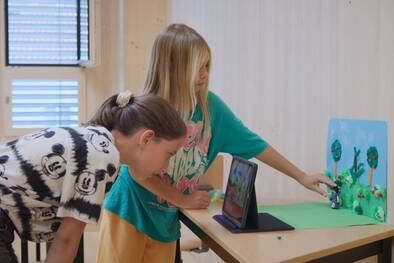 Schülerinnen lernen die Videoproduktion