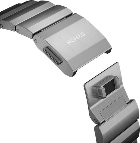 Nomad-Titanium-Armband-fuer-Apple-Watch-42-44-45-49-mm-Silber-05.jpg
