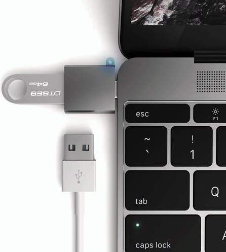 Satechi-USB-3-1-Typ-C-auf-USB-3-0-Typ-A-Adapterkabel-Space-Grau-06. Satechi-USB-3-1-Typ-C-auf-USB-3-0-Typ-A-Adapterkabel-Space-Grau-06.